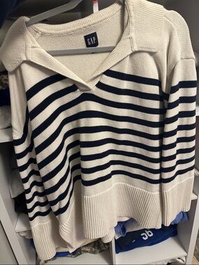 GAP Women's Cream and Navy Striped Collared V-Neck Sweater